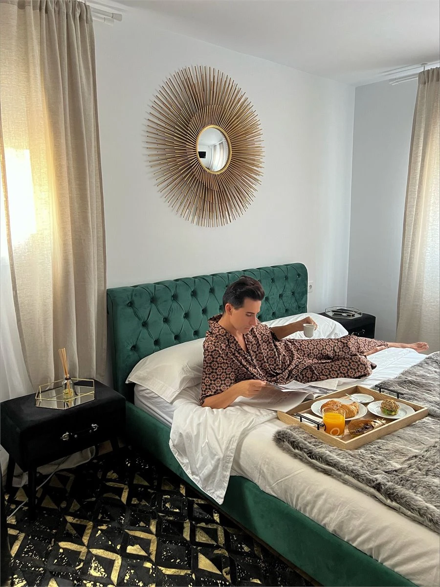 Alfombra De Piel De Vaca Negro/dorado 140 X 200 Cm DEVELI 7 Alfombra De Piel De Vaca Negro/dorado 140 X 200 Cm DEVELI - Imagen 7